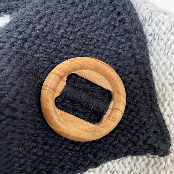 SOLD Spanish women’s chunky knit ribbed poncho cape with sleeves in gray - Picture 3 of 7